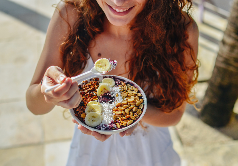 frau mit smoothie bowl